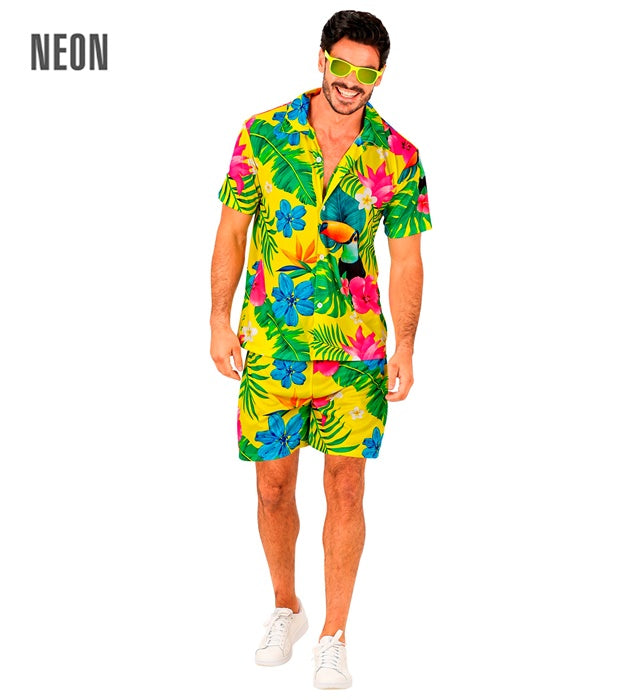 Sommerliches Party-Outfit mit Hemd und Shorts in bunten Farben
