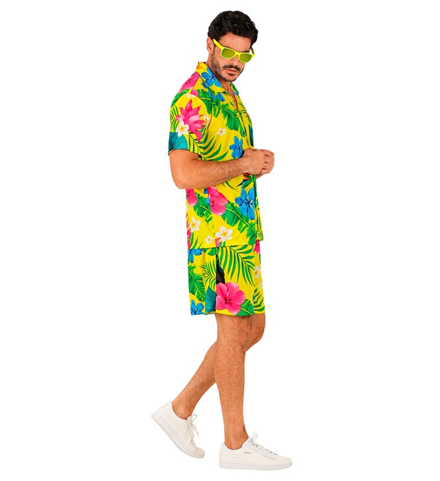Sommerliches Party-Outfit mit Hemd und Shorts in bunten Farben