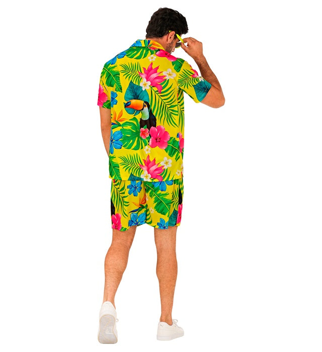 Sommerliches Party-Outfit mit Hemd und Shorts in bunten Farben