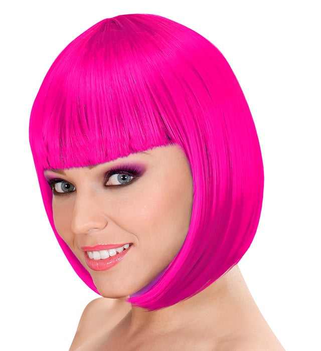 Fuchsia Lou Lou Perücke in leuchtendem Pink auf weißem Hintergrund