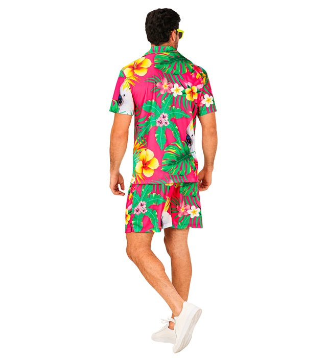 Sommerliches Party-Outfit mit Hemd und Shorts für warme Tage