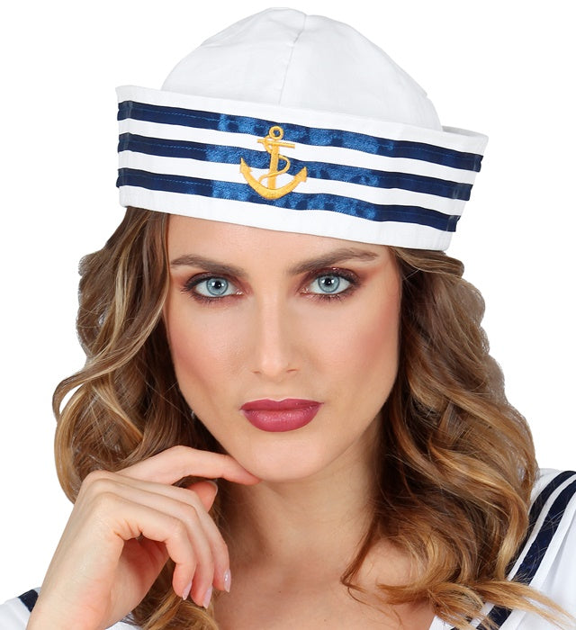 Klassischer weißer Seemanshut mit schwarzem Schirm und maritimem Design