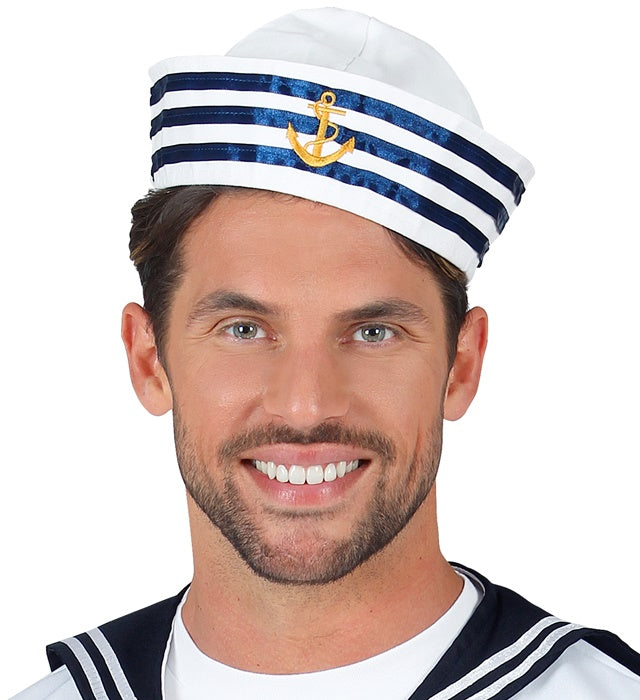 Klassischer weißer Seemanshut mit schwarzem Schirm und maritimem Design