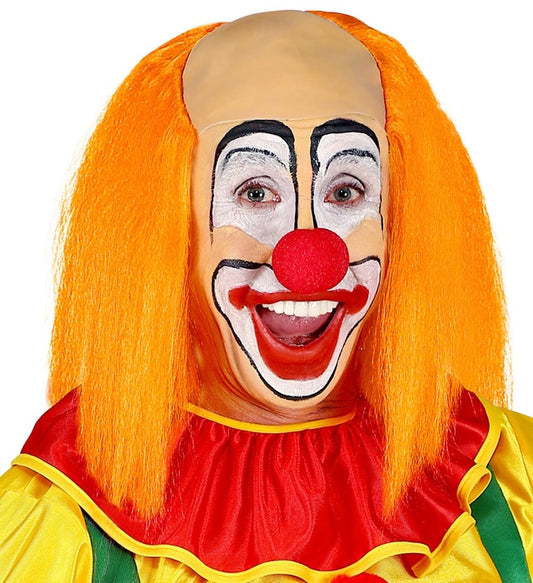 Clownglatze mit leuchtend orangen Haaren auf neutralem Hintergrund