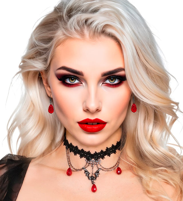 Gotisches schwarzes Vampirin Halsband mit passenden Ohrringen auf schwarzem Hintergrund