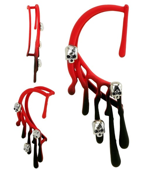 Ohrschmuck mit roten Bluttropfen und silbernem Totenkopf-Motiv