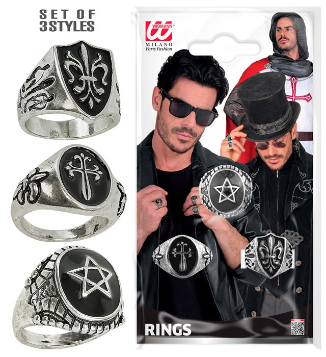 Set aus drei verschiedenen gotischen Ringen auf Karte als Halloween-Accessoire