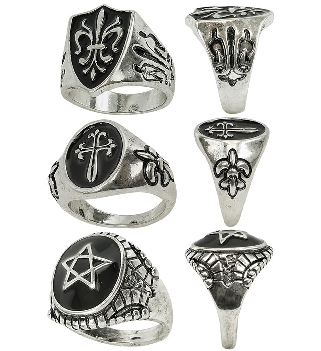 Set aus drei verschiedenen gotischen Ringen auf Karte als Halloween-Accessoire