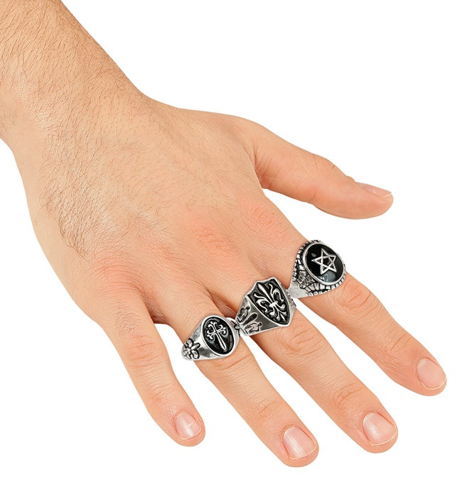 Set aus drei gotischen Ringen auf Karte – dunkle, filigrane Designs