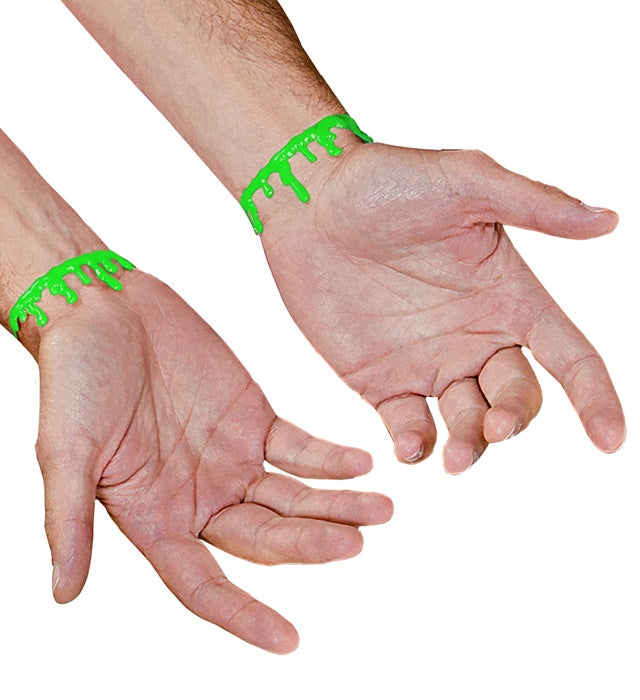 Set aus zwei schwarzen Armbändern mit grünen tropfenförmigen Slime-Elementen