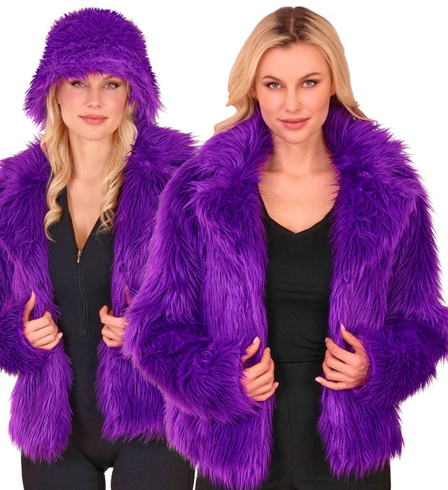 Violette Damen Plüschjacke auf weißem Hintergrund