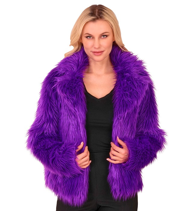 Violette Damen Plüschjacke auf weißem Hintergrund