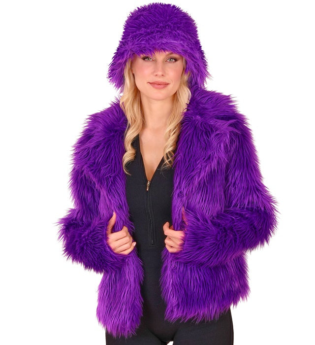 Violette Damen Plüschjacke auf weißem Hintergrund