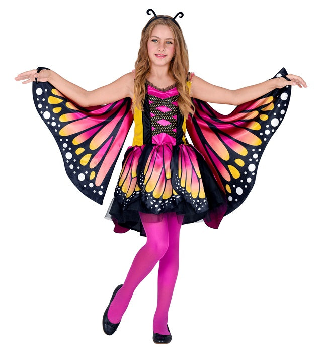 Kind trägt buntes Schmetterlingskostüm mit Tutu, Flügeln und Antennen