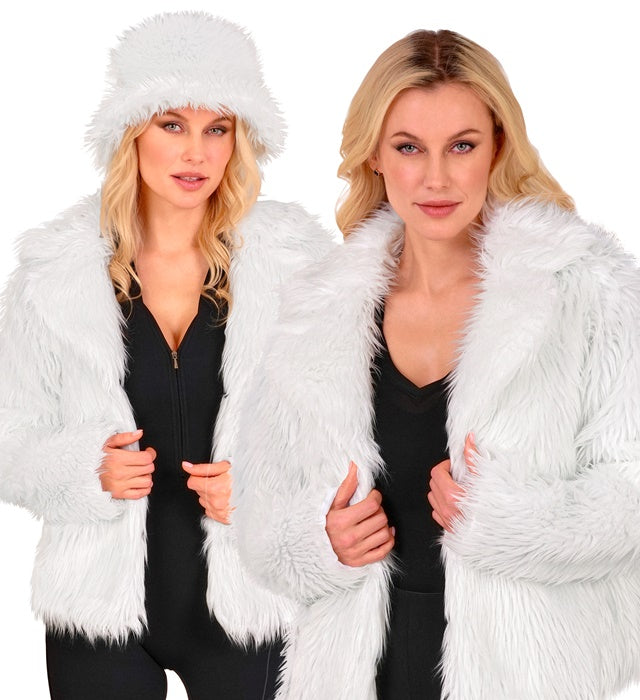 Weisse Damen Plüschjacke auf weißem Hintergrund, kuschelig und warm