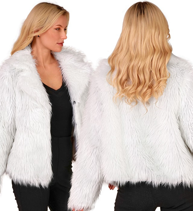 Weisse Damen Plüschjacke auf weißem Hintergrund, kuschelig und warm