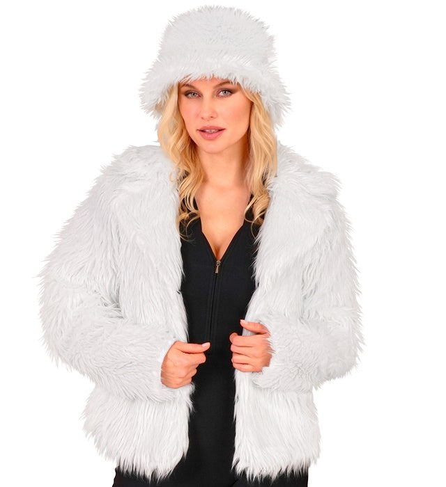 Weisse Damen Plüschjacke auf weißem Hintergrund, kuschelig und warm