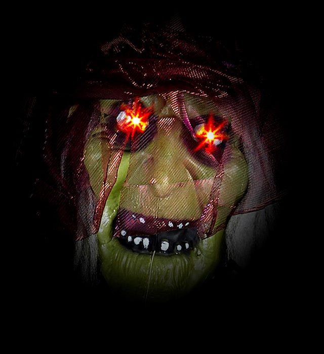 Animierte sprechende Hexe mit leuchtenden roten LED-Augen und farbwechselnder Wahrsagerkugel, 170 cm