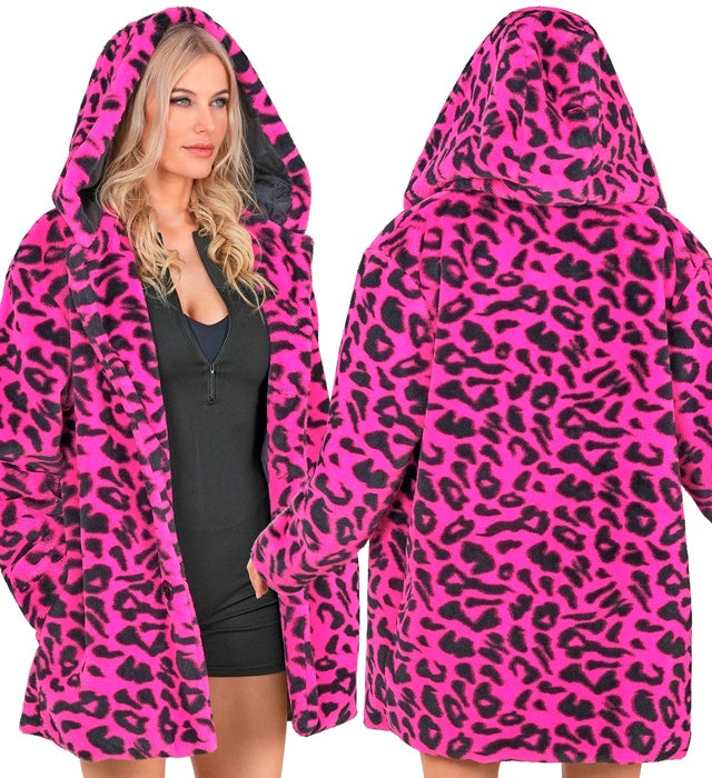 Neon pinker Plüschmantel mit Leopardenmuster und Kapuze auf weißem Hintergrund