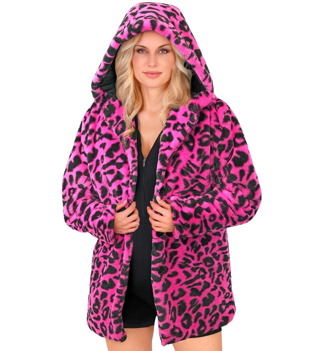 Neon pinker Plüschmantel mit Leopardenmuster und Kapuze auf weißem Hintergrund
