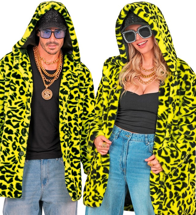 Neon gelber Plüschmantel mit Leopardenmuster und Kapuze auf weißem Hintergrund