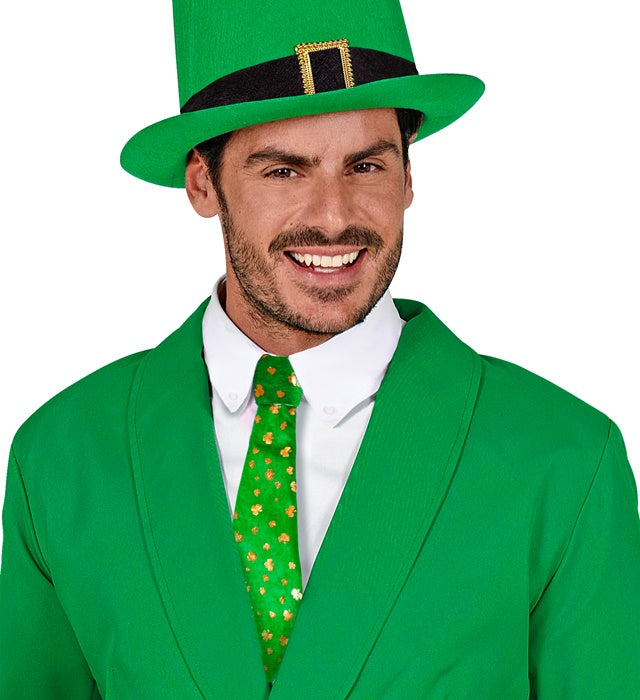 Grüne Krawatte für St. Patrick's Day auf weißem Hintergrund