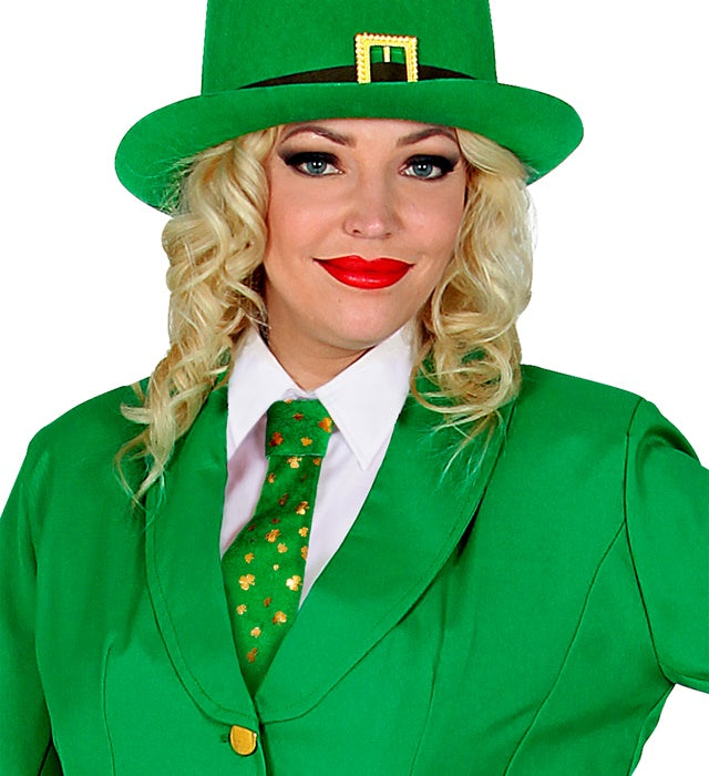 Grüne Krawatte für St. Patrick's Day auf weißem Hintergrund