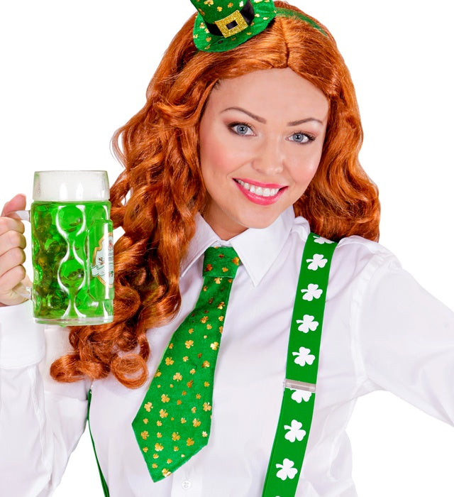 Grüne Krawatte für St. Patrick's Day auf weißem Hintergrund