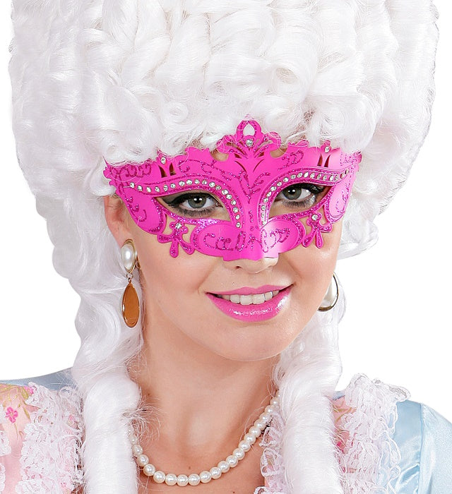 Venezianische Maske in Pink mit Strasssteinen auf neutralem Hintergrund