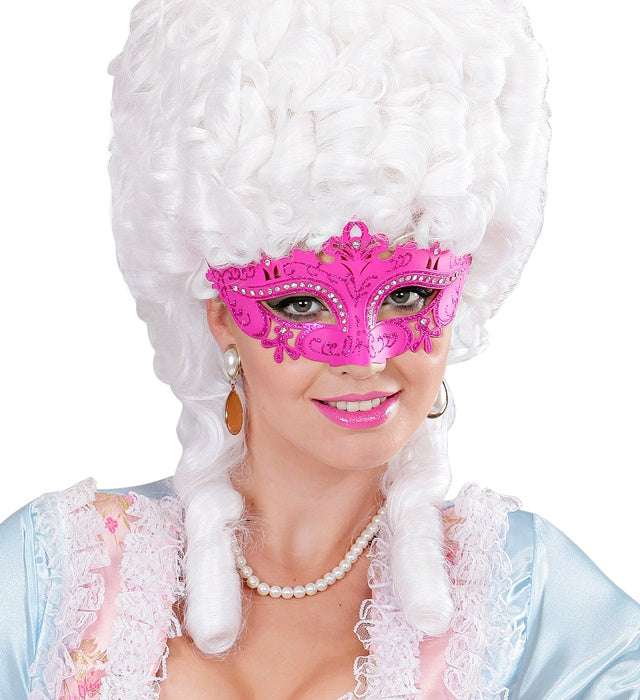 Venezianische Maske in Pink mit Strasssteinen auf neutralem Hintergrund