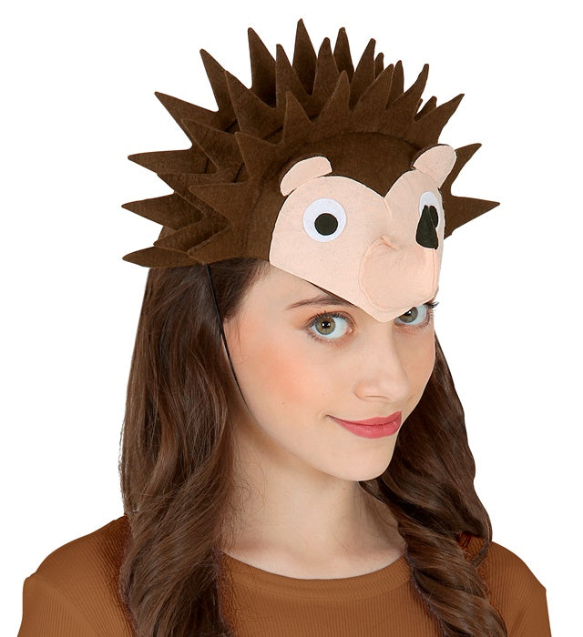 Igelhut aus braunem Filz mit Igel-Design auf weißem Hintergrund
