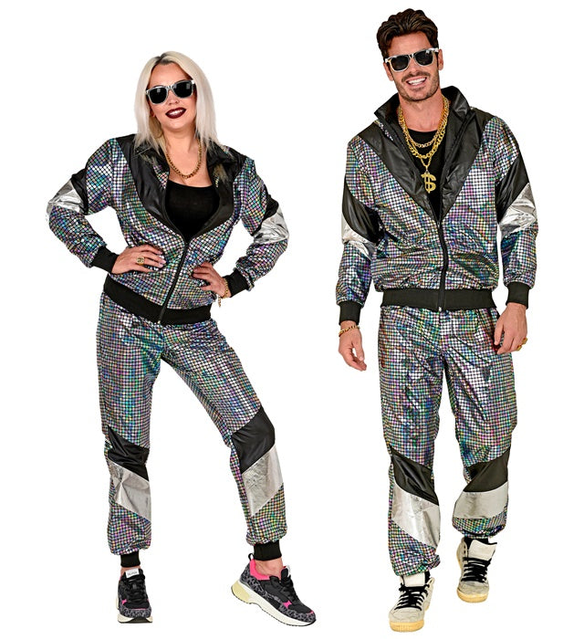 Silberner reflektierender Trainingsanzug im 80er Jahre Stil, bestehend aus Oberteil und Hose