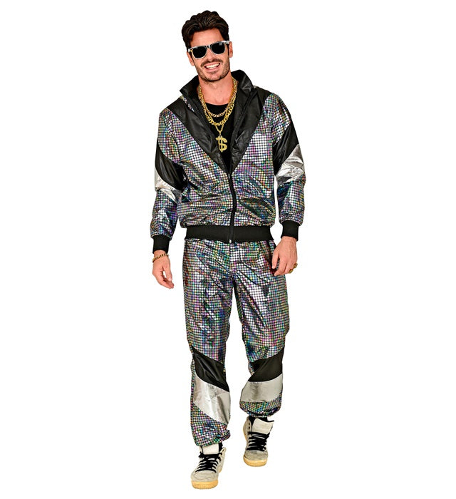 Silberner reflektierender Trainingsanzug im 80er Jahre Stil, bestehend aus Oberteil und Hose