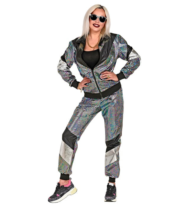 Silberner reflektierender Trainingsanzug im 80er Jahre Stil, bestehend aus Oberteil und Hose