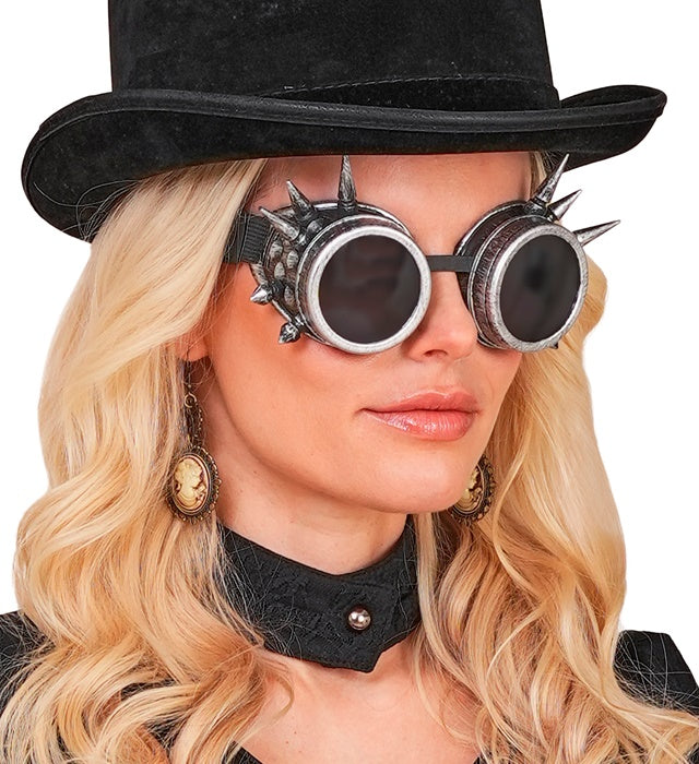 Antik silberne Steampunk Brille mit Stacheln auf weißem Hintergrund