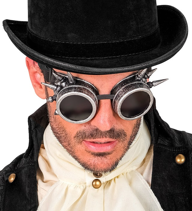 Antik silberne Steampunk Brille mit Stacheln auf weißem Hintergrund