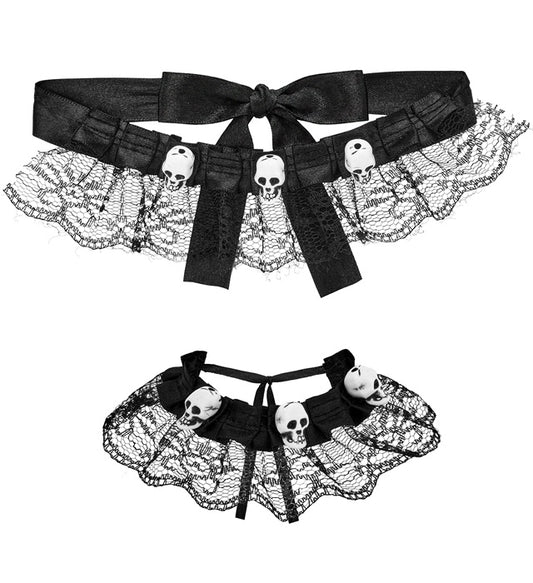 Halsband und Armband mit Totenkopf-Motiv und Spitze auf schwarzem Hintergrund