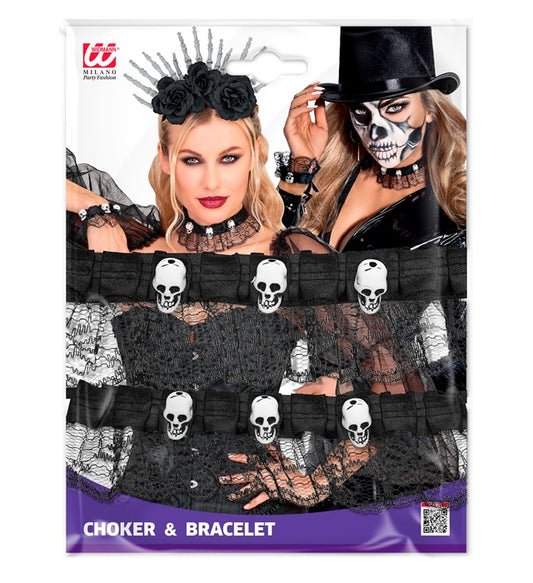 Halsband und Armband mit Totenkopf-Motiv und Spitze auf schwarzem Hintergrund