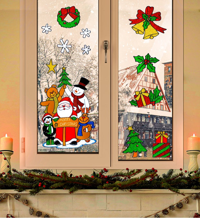 Vier bunte Weihnachtsmann Fensterbilder in verschiedenen Motiven auf Glasfläche angebracht