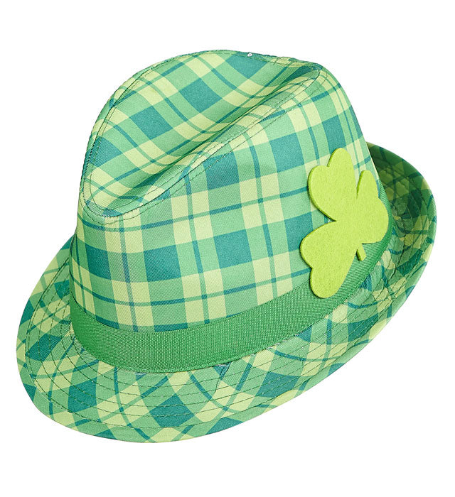 Grüner Fedora Hut mit irischem Kleeblatt als Dekoration