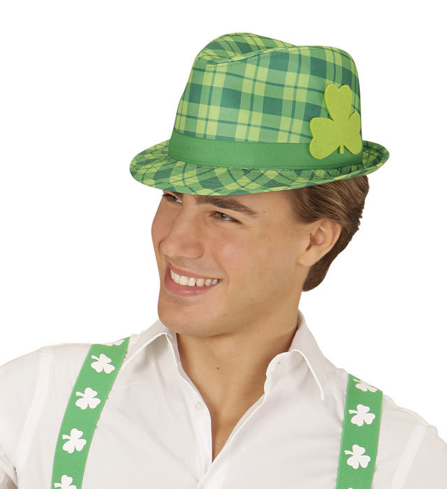 Grüner Fedora Hut mit irischem Kleeblatt als Dekoration