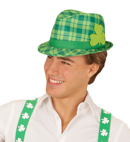 Grüner Fedora Hut mit irischem Kleeblatt als Dekoration