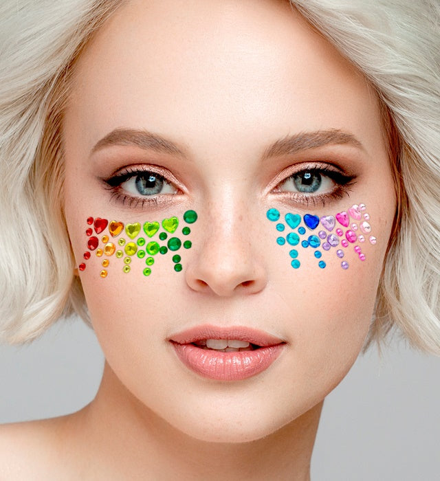 Bunte selbstklebende Glitzersteine im Pride-Design auf Gesicht aufgetragen