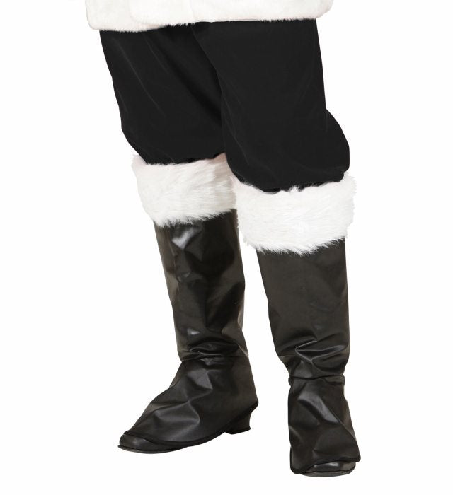 Rote Stiefelüberzieher Weihnachtsmann über schwarzen Schuhen