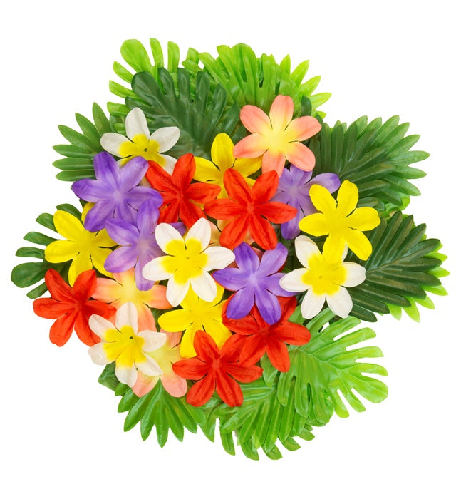 Hawaiianisches Tischdeko Set mit bunten Blättern und Blumen auf einem gedeckten Tisch