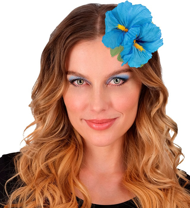Haarspange mit zwei hellblauen Hibiskusblumen als sommerlicher Haarschmuck