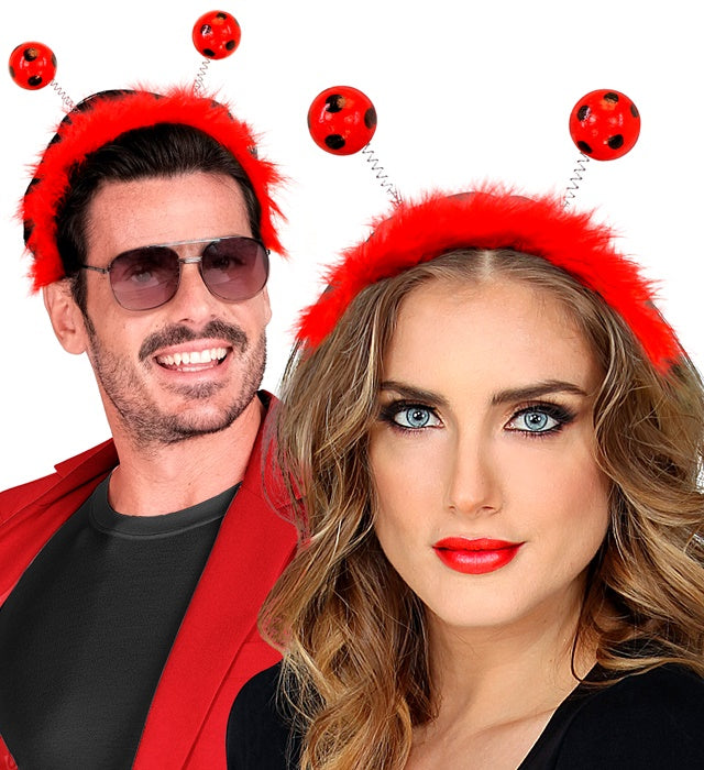 Roter Marienkäfer Haarreif mit schwarzen Punkten auf weißem Hintergrund
