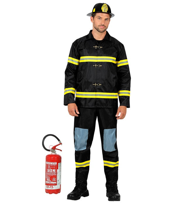 Kind trägt Feuerwehrmann Kostüm mit rotem Oberteil, Hose und Helm bei Fasnacht