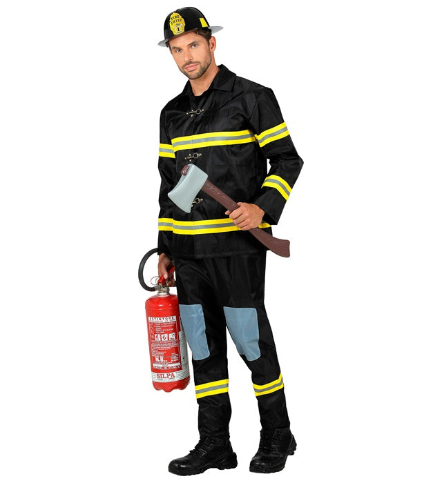 Kind trägt Feuerwehrmann Kostüm mit rotem Oberteil, Hose und Helm bei Fasnacht