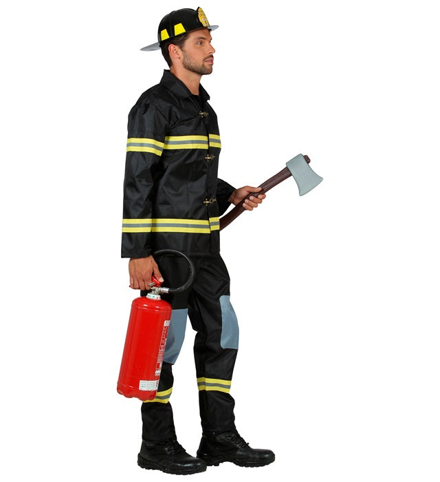 Kind trägt Feuerwehrmann Kostüm mit rotem Oberteil, Hose und Helm bei Fasnacht